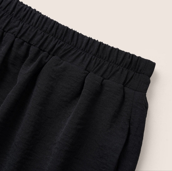 BloomChic size 28 wide leg laser cutout on legs. Black. NWT. Elastic waist - Picture 10 of 12